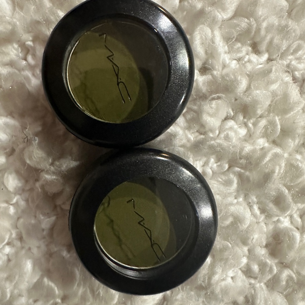 MAC Eyeshadow Pair “Mo Money-Mo Problems” - Picture 4 of 9